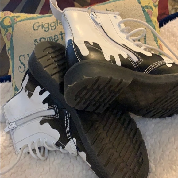 Boots - Picture 4 of 7